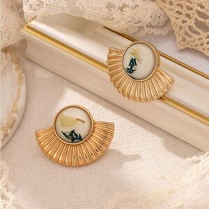 Vintage clip on earrings N801